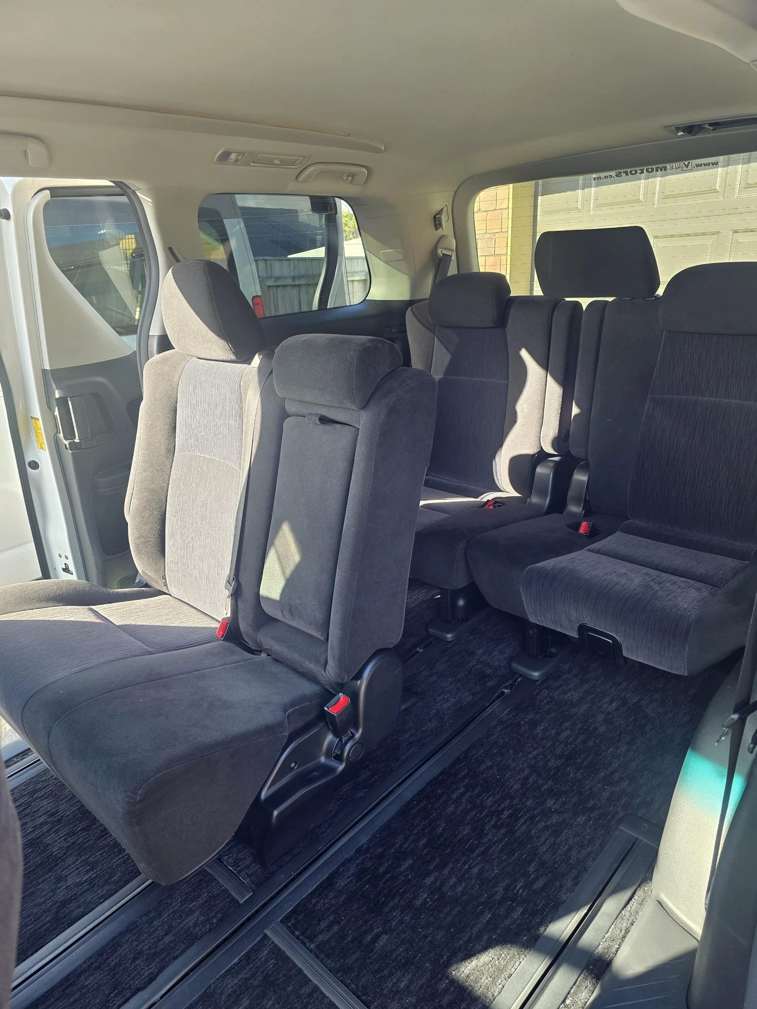 Toyota Vellfire MPV - Dashboard and front cabin